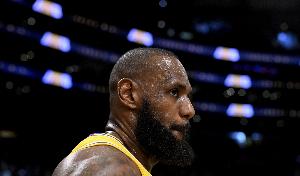 九游体育中国官网-ESPN：有几支队伍在“皱着眉头”试图去了解詹姆斯是否会被交易