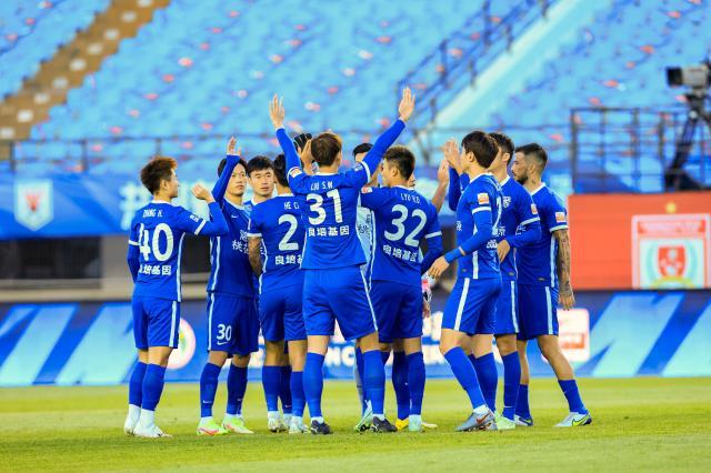 1663677212054083043.jpg 九游体育-外援不整仍能“蜷取”三分 自信的三镇已露冠军相?