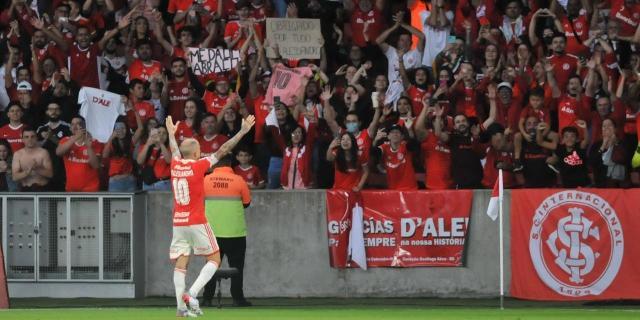 九游体育中国官网-打进扳平进球助球队2比1逆转 “大头”完美退役！